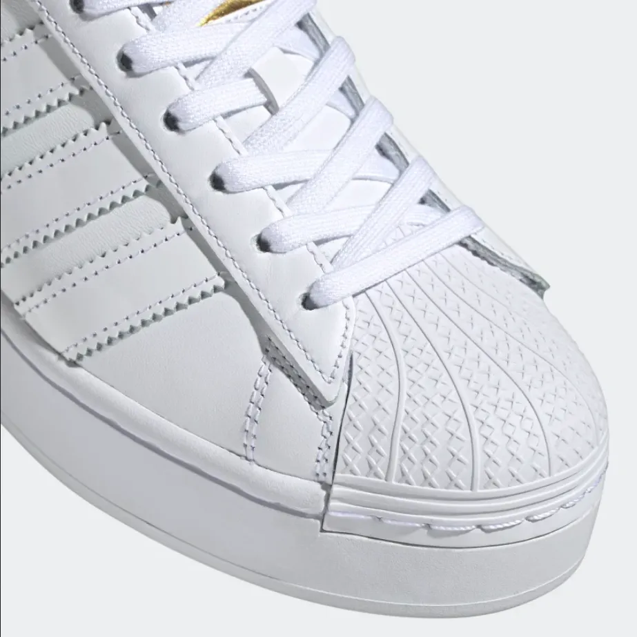 Adidas Originals sneakers con zeppa da donna Superstar Bold W FV3334 bianco-oro